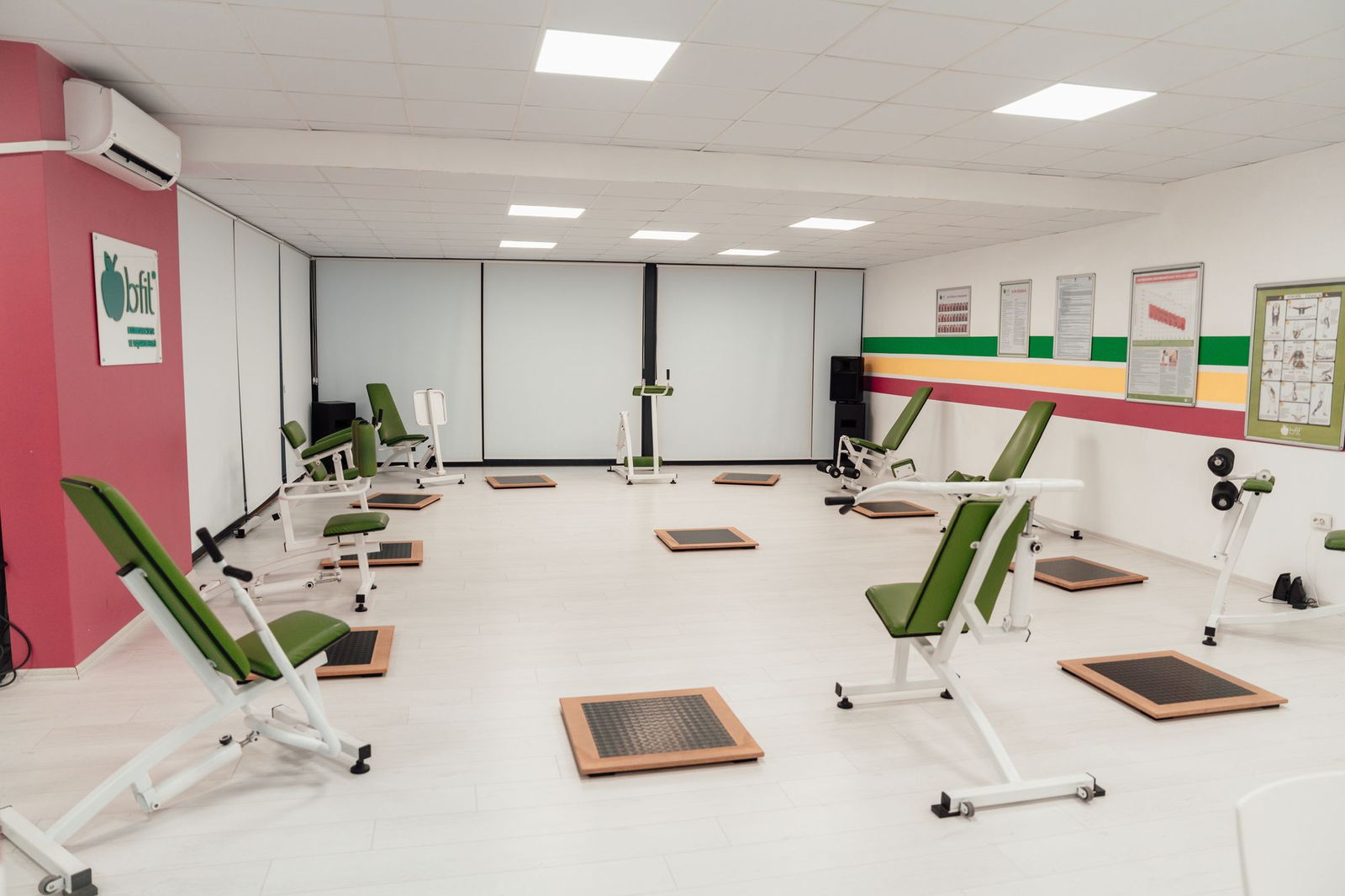 Sala de rehabilitación luminosa con equipamiento de fisioterapia; imagen ilustrativa