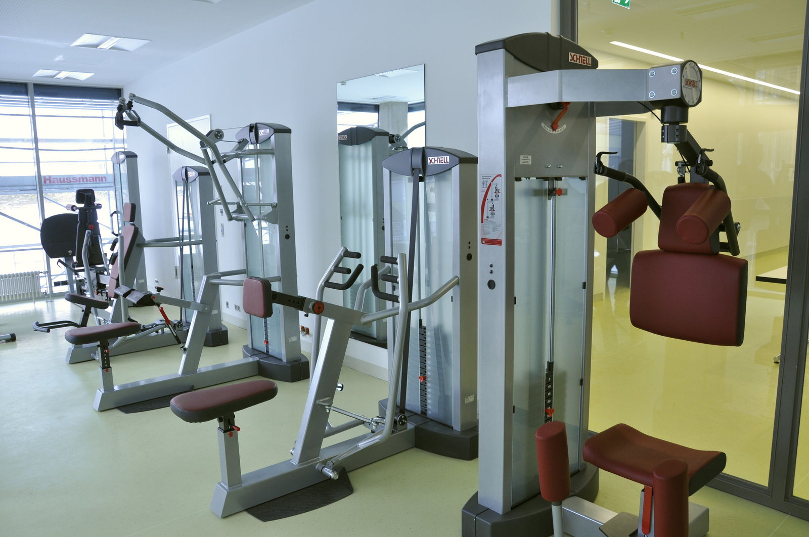 Sala de equipamiento de fisioterapia con aparatos de rehabilitación